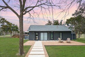 Exterior - Luxury Oasis: Pool, Hot Tub, Games + Guesthouse (Manor)