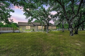 Exterior - Luxury Oasis: Pool, Hot Tub, Games + Guesthouse (Manor)