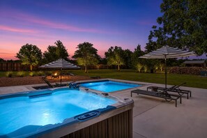 A backyard with a swimming pool and hot tub, surrounded by lounge chairs and umbrellas. - Luxury Oasis: Pool, Hot Tub, Games + Guesthouse (Manor)