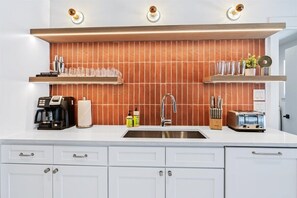 ثلاجة، ميكروويف، فرن، موقد طهي مسطح