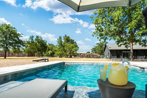 Luxury Oasis: Pool, Hot Tub, Games + Guesthouse