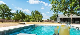 Luxury Oasis: Pool, Hot Tub, Games + Guesthouse