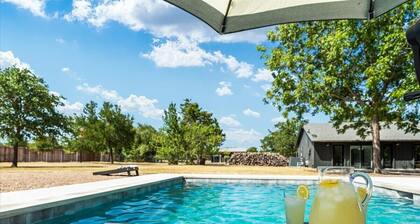 Luxury Oasis: Pool, Hot Tub, Games + Guesthouse