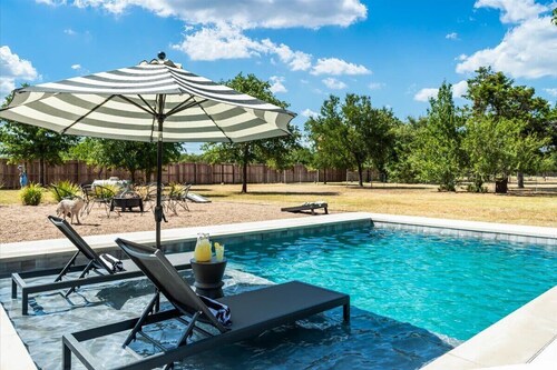 Luxury Oasis: Pool, Hot Tub, Games + Guesthouse