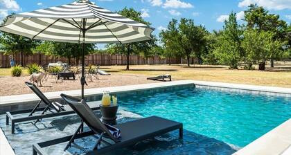 Luxury Oasis: Pool, Hot Tub, Games + Guesthouse