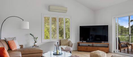 Télévision, cheminée