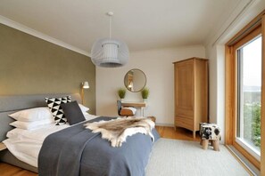 5 bedrooms, iron/ironing board, travel cot, free WiFi - Tom's Lodge (Boat of Garten)