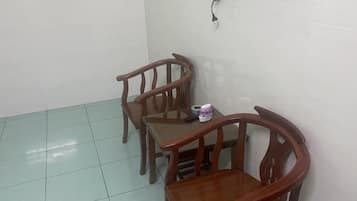 Escritorio, wifi gratis y ropa de cama
