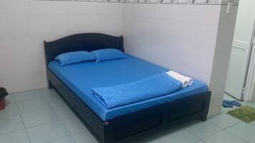 Escritorio, wifi gratis y ropa de cama