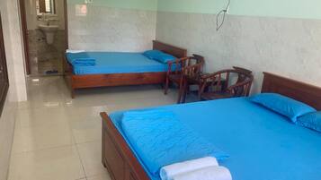 Quarto família | Escrivaninha, Wi-Fi de cortesia, roupa de cama