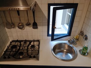 Kühlschrank, Mikrowelle, Herdplatte, Kaffeemühle