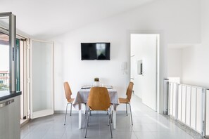 Comfort-Apartment | Wohnbereich | 37-Zoll-Flachbildfernseher mit Kabelempfang