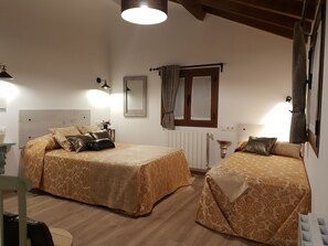 7 bedrooms, desk, iron/ironing board, free WiFi - Ideal Familias 7 Dormitorios Jardin bbc Wifi 55 min de Madrid y 8 min de Segovia (revenga)