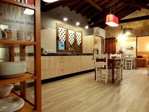 Dining - Ideal Familias 7 Dormitorios Jardin bbc Wifi 55 min de Madrid y 8 min de Segovia (revenga)