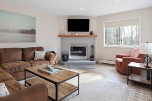 تلفزيون، مدفأة، مكتب