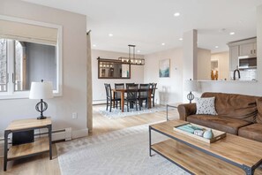 تلفزيون، مدفأة، مكتب