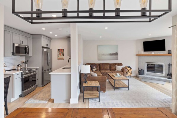 تلفزيون، مدفأة، مكتب