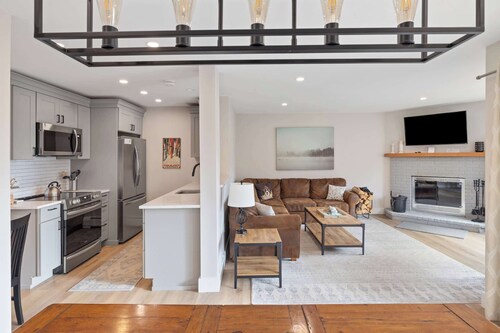 Okemo Ski-In/Ski-Out: Modern, Cozy 2-BR Retreat