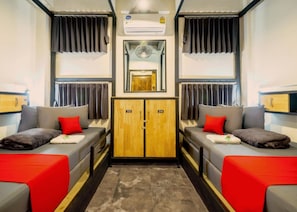 Habitación económica con 2 camas individuales | Minibar, escritorio, espacio para trabajar con laptop y wifi gratis