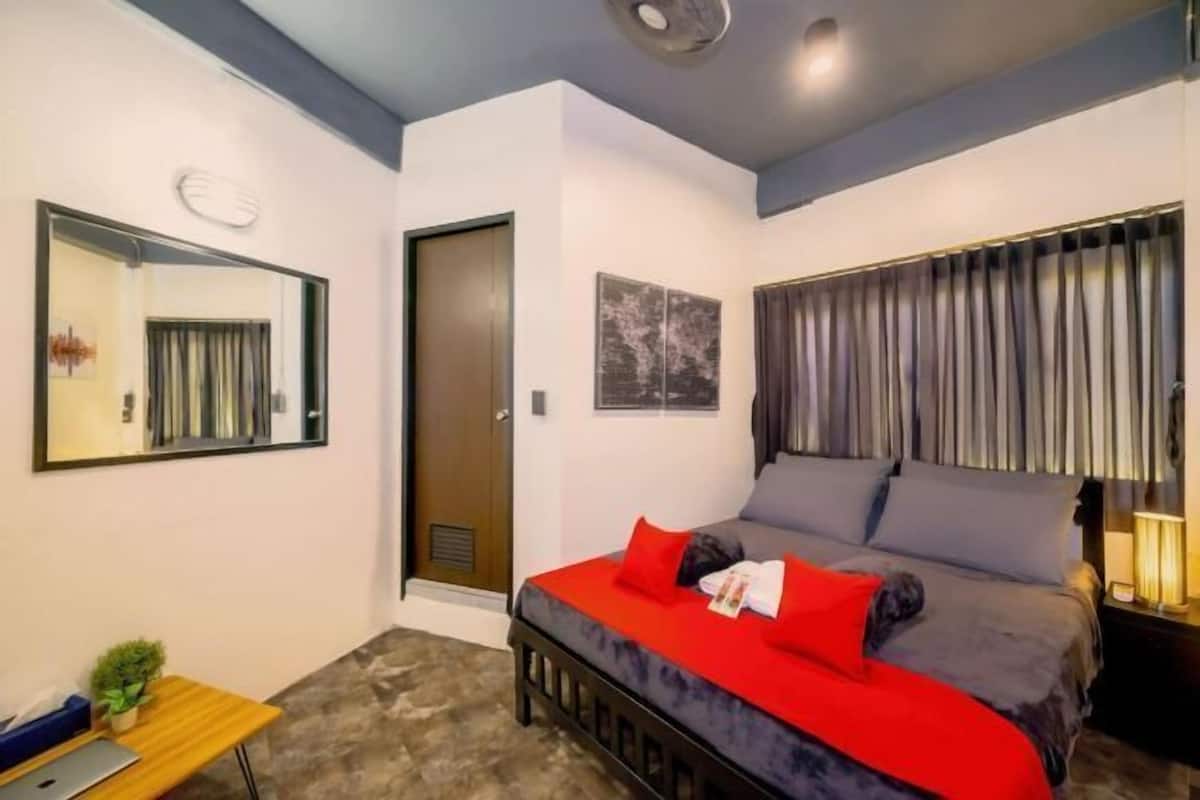 Minibar, desk, laptop workspace, free WiFi