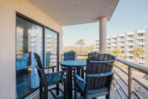 Outdoor dining - 1209 Villamare - 2 Hours of Complimentary Tennis or Pickleball Daily! (Hilton Head Island)
