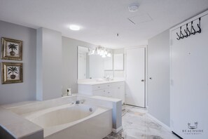 Shower - 1209 Villamare - 2 Hours of Complimentary Tennis or Pickleball Daily! (Hilton Head Island)