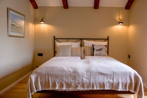 2 bedrooms, desk, iron/ironing board, travel cot - Cozy stone house with fireplace, pool, great beaches and hiking trails nearby (Gostinjac)