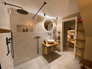 Regadera, secadora de cabello, toallas, papel de baño