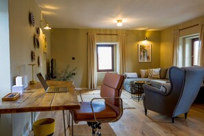 2 chambres, bureau, fer et planche à repasser, lit parapluie