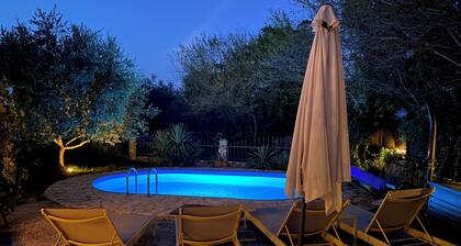 Cozy stone house with fireplace, pool, great beaches and hiking trails nearby
