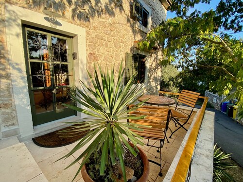 Cozy stone house with fireplace, pool, great beaches and hiking trails nearby