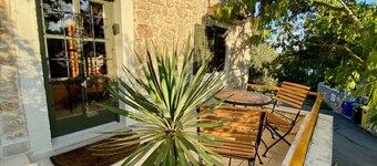 Cozy stone house with fireplace, pool, great beaches and hiking trails nearby