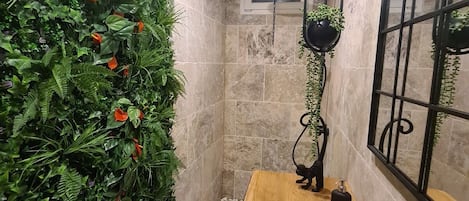 Douche, sĂšche-cheveux, serviettes fournies, savon