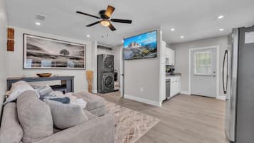Smart TV, chimenea y impresora