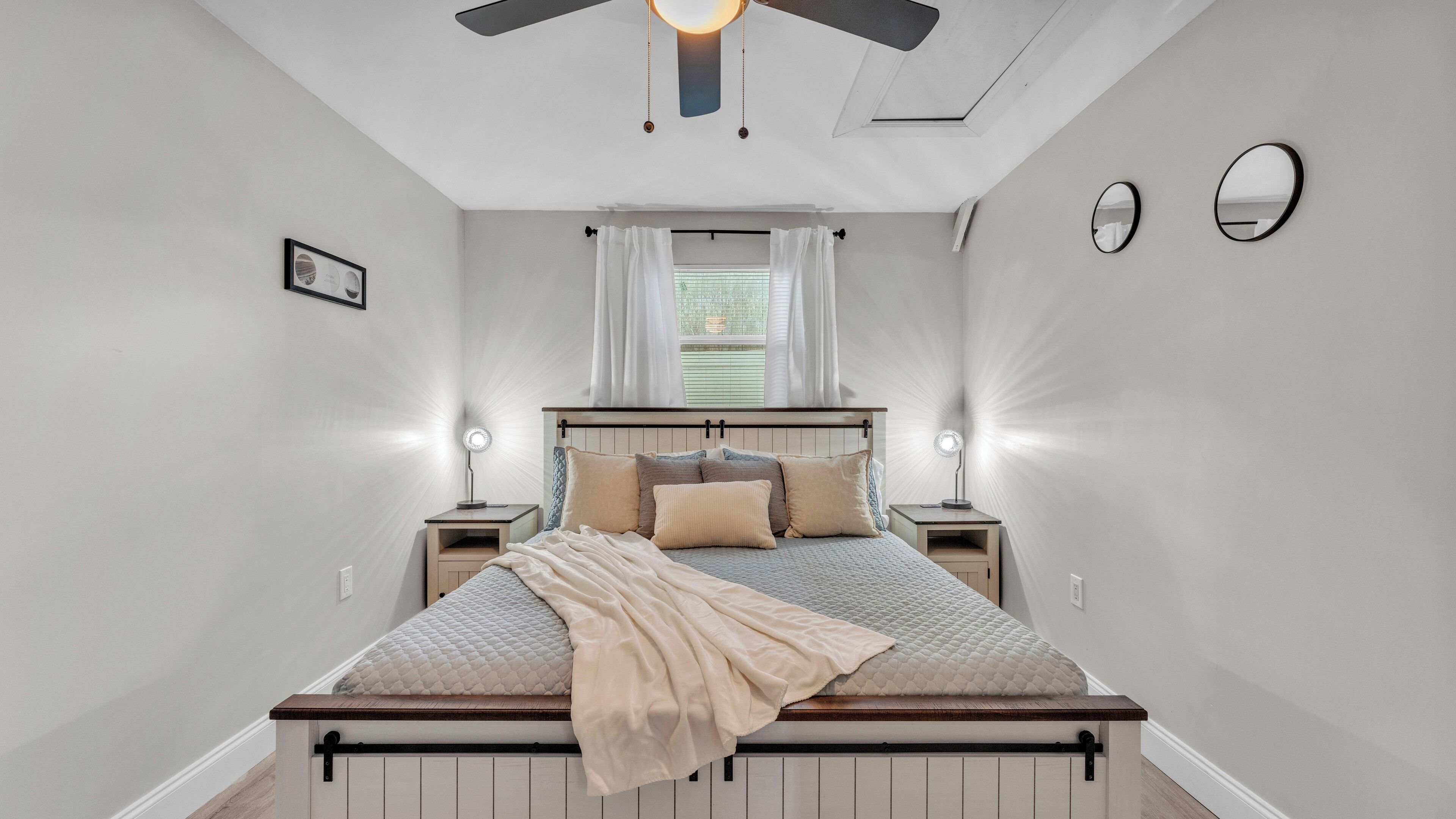 2 bedrooms, desk, iron/ironing board, travel crib