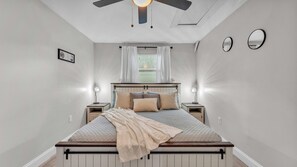 2 habitaciones, escritorio y tabla de planchar con plancha