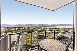 Outdoor dining - Shellharbour Lakeview Apartment (Shellharbour City Centre)