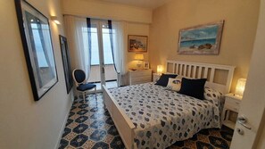 2 soverom, strykejern/-brett, reiseseng for barn og wi-fi