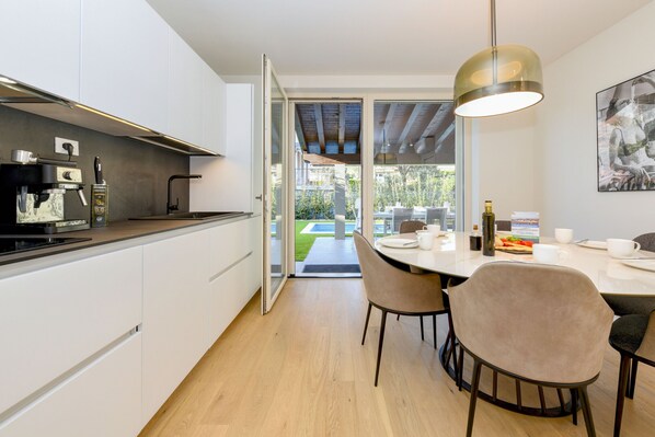 Kühlschrank, Ofen, Geschirrspüler, Wasserkocher mit Kaffee-/Teezubehör