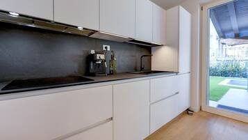 Réfrigérateur, four, lave-vaisselle, cafetiÚre/bouilloire