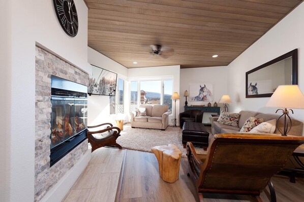 Smart TV, fireplace - Remodeled 6th Floor Condo at Purgatory Resort - Awesome Slope Views (Durango)