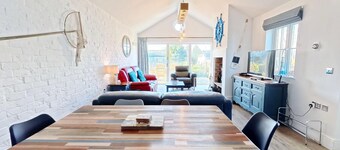 Stunning Beach House - Sleeping 6 in 3 Bedrooms - Pool and Beach Access Included.