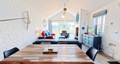 Stunning Beach House - Sleeping 6 in 3 Bedrooms - Pool and Beach Access Included.