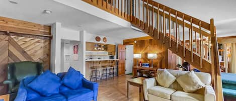 Condo, 5 chambres | Aire de séjour