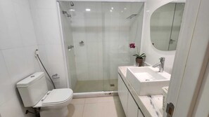 Een douche, een haardroger, handdoeken, zeep