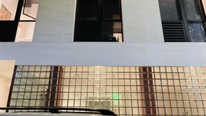 Ein mehrstöckiges Gebäude mit beleuchteten Fenstern und einem ehrfurchtgebietenden Eingang.