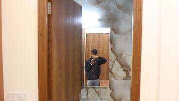 Articles de toilette gratuits, sèche-cheveux, peignoirs, chaussons