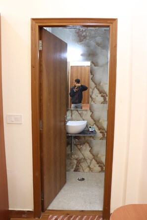 Produtos de toalete grátis, secador de cabelo, roupões de banho