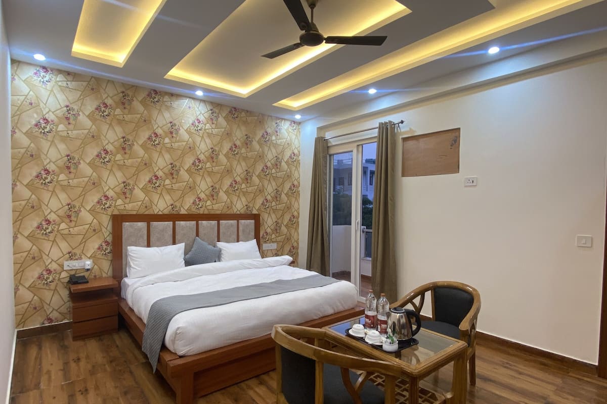 Deluxe Room | 1 bedroom, desk, free WiFi