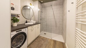 A compact bathroom with a washing machine, a sink, a mirror, and a shower. - L'azur, Cocooning, Reposant, Déposez vos Valises et Appréciez (Segré-en-Anjou Bleu)